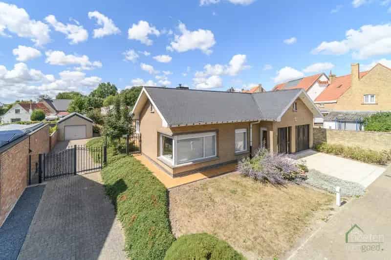 BEVEREN AAN DE IJZER: Zeer degelijke villa-bungalow met alle leefruimtes op het gelijkvloers, ruime garage en tuin op 772m² totale grondopp.