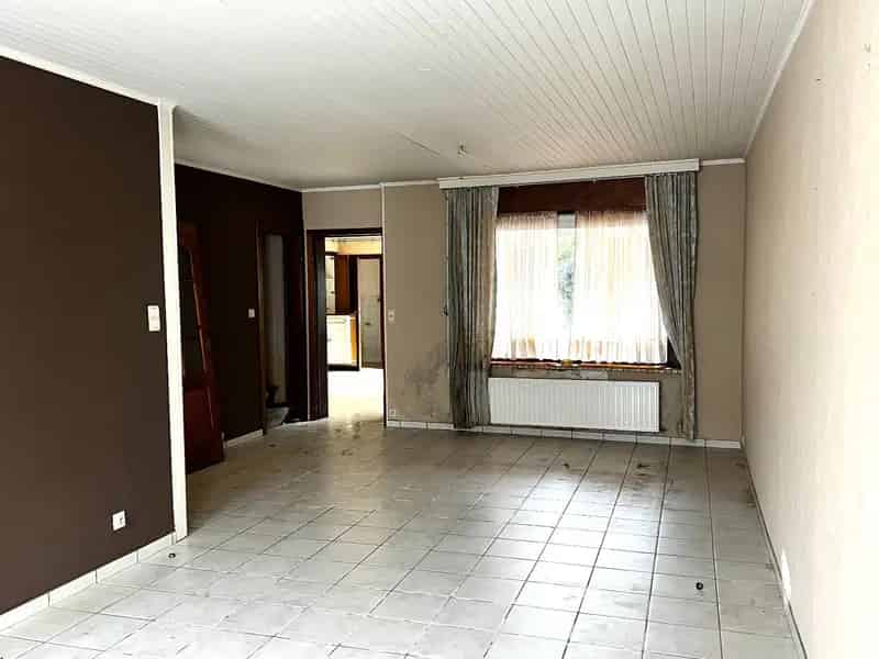 Te renoveren rijwoning met garage en tuin gelegen te Heule.