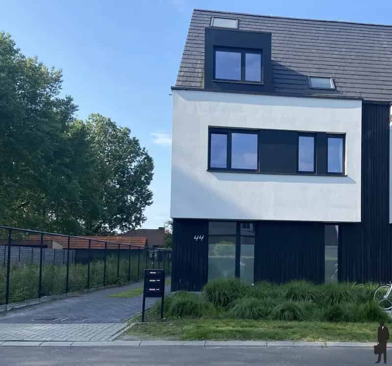 Te Huur Hoogstraten: 2 Slaapkamer Appartement met Terras en Carport