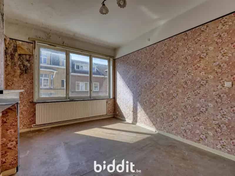 Een woonhuis 3 slaapkamers + zolder + kelders + grote tuin