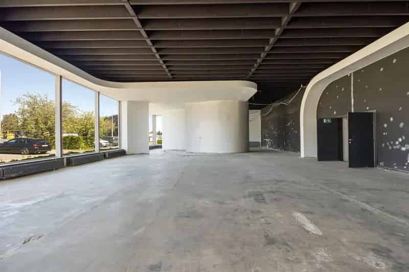Kantoorgebouw met magazijnen op toplocatie