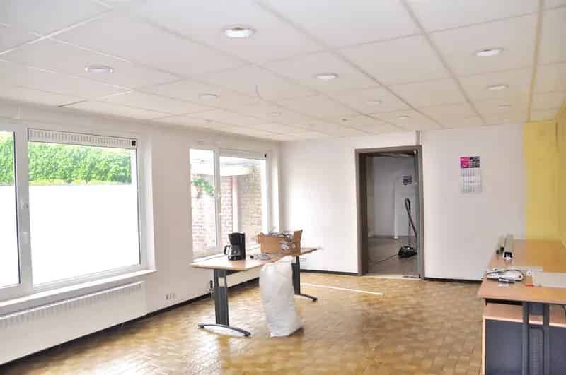 Een commercieel gelegen kantoor- of praktijkruimte + garage