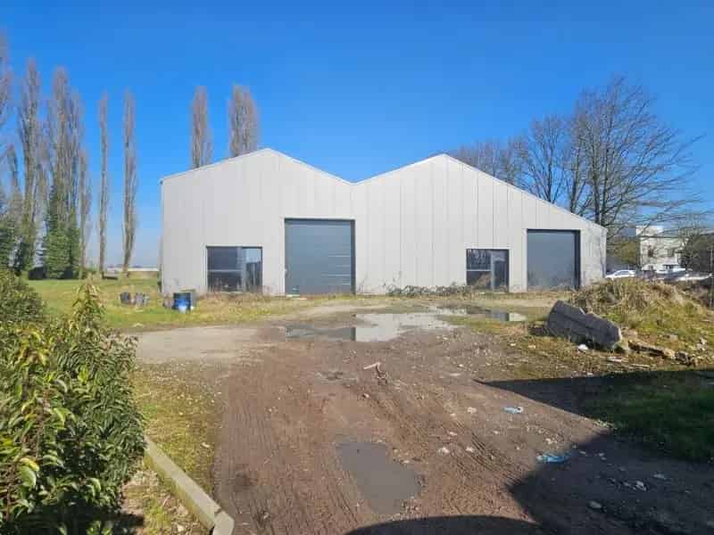 Te huur te Beitem/Roeselare : loods van +/- 900 m² op een opp van +/- 1700 m²