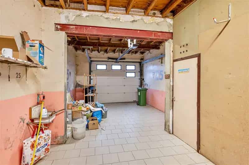 Te renoveren woning met ruime garage en tuin