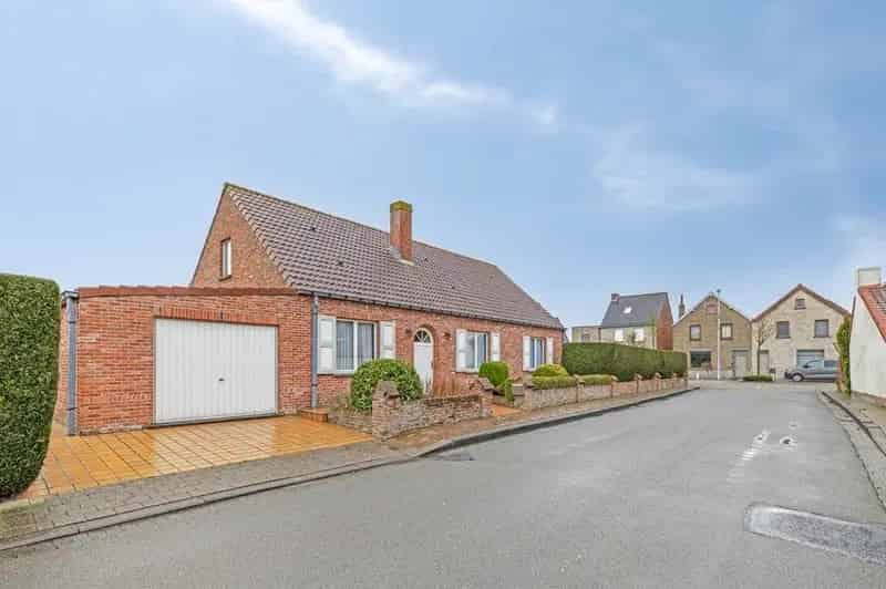 ADINKERKE: Zonnige bungalow/villa op mooie hoekligging met 2 slaapkamers en badkamer op het gelijkvloers, ruime garage en onderhoudsvriendelijke tuin op 633m² grondopp.
