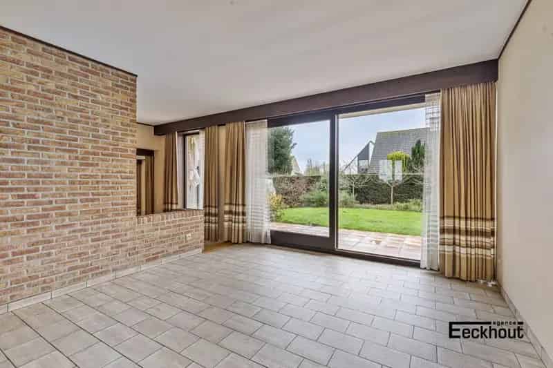 Ruime villa met 4 slaapkamers en grote tuin op gunstige locatie!