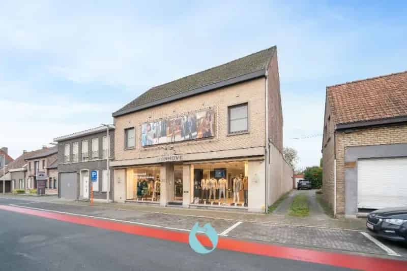 Multifunctionele eigendom te koop op een zeer strategische ligging.
