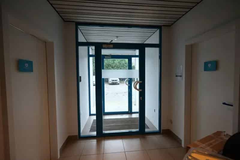 Bedrijfs-/ kantoorgebouw (275m2) met veel parkeergelegenheid!