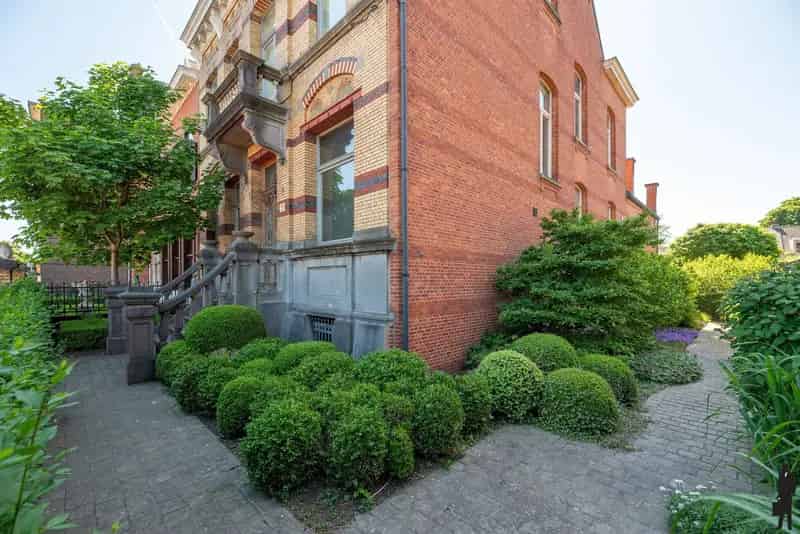 Uniek en imposant halfopen herenhuis met zuidtuin