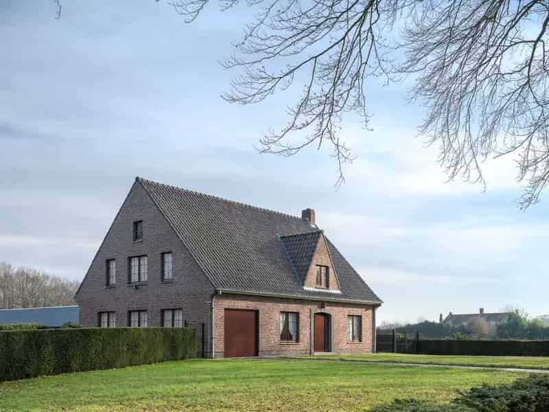Te renoveren villa met bijgebouw nabij Hansbeke