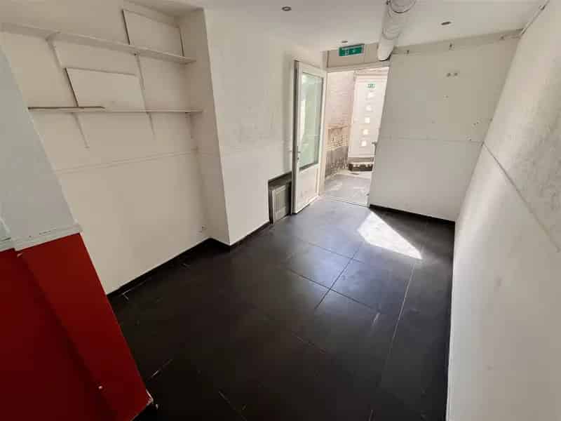 Halve losbouw handelswoning met 4 slaapkamers
