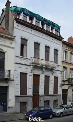 Twee te renoveren opbrengstwoningen