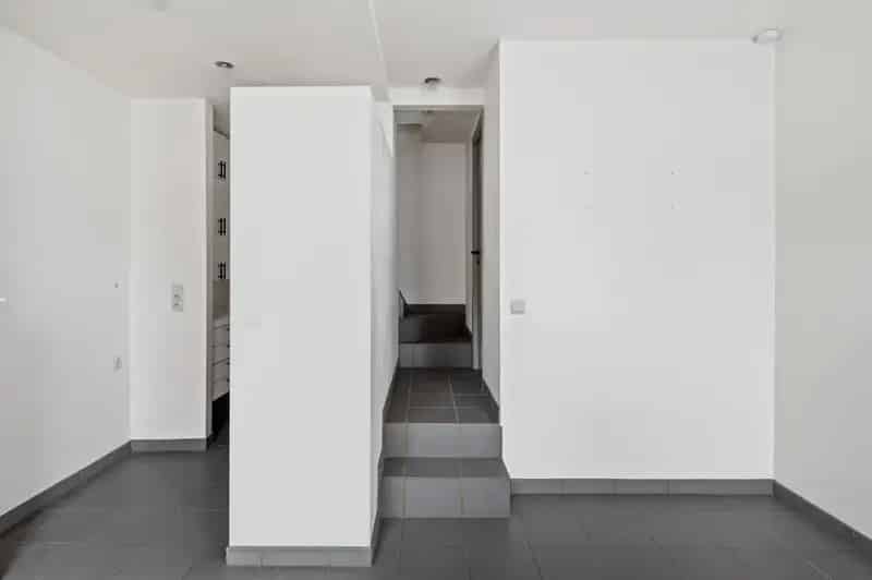 Idyllisch gelegen  op te frissen 1 SLPK woning met ruime voortuin (93 m²) en gem. moestuin te koop!