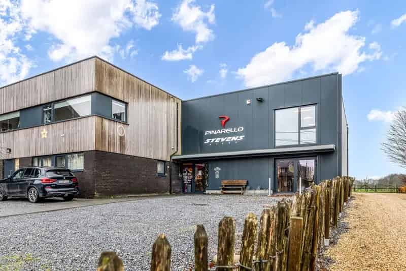 Commercieel pand + 9 parkings op 6a13ca te Voeren