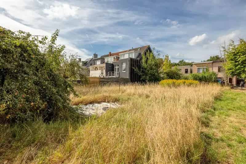 Bouwgrond voor halfopen woning in kindvriendelijke straat