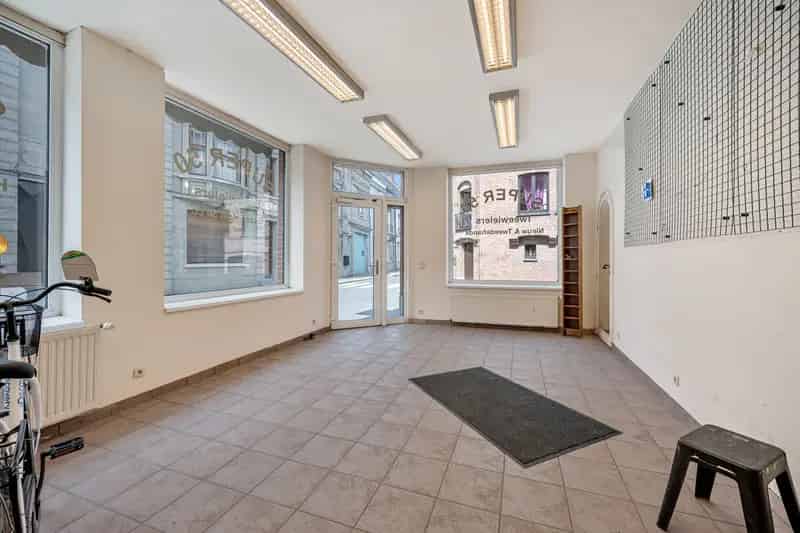 Te renoveren commerciële ruimte + woonst in centrum