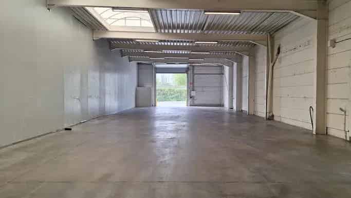 Magazijn met bureel te huur in Noordkaai, Izegem - Dewaele