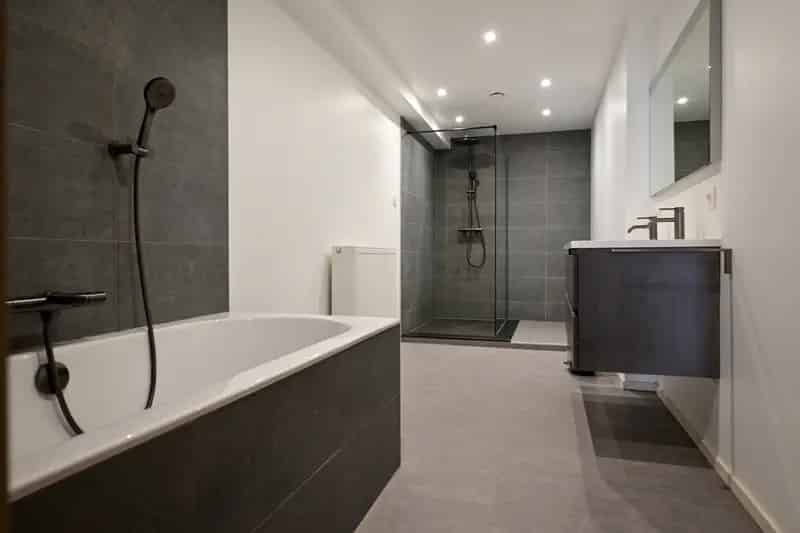 BEZOEKMOMENT: zaterdag 30/08/2025 tussen 9u en 12u

Deze woning bevindt zich in een vlot bereikbare woonkern dat op wandelafstand ligt van het centrum, openbaar vervoer en handelszaken.
De woning dateert van begin de vorige eeuw, wat zorgt voor een specif