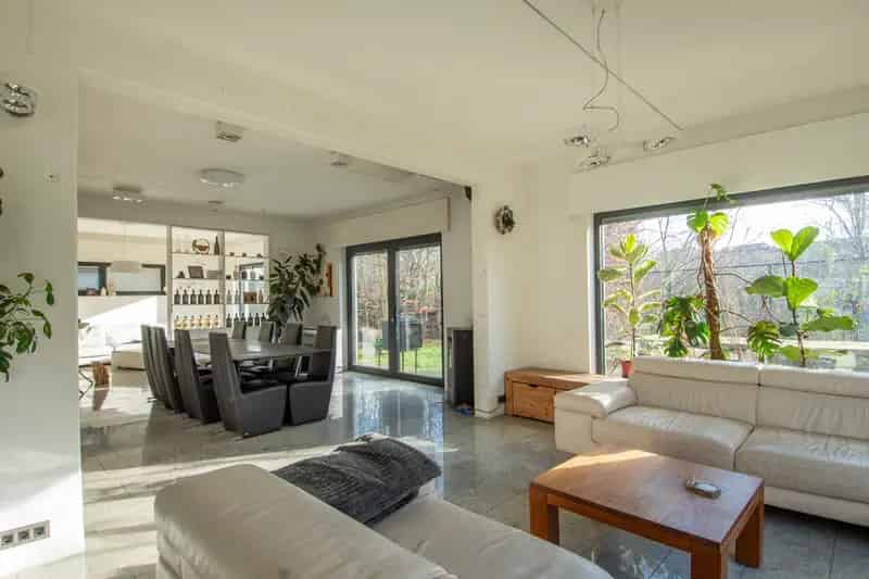 Ruime en energiezuinige villa in doodlopende straat
