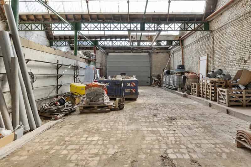 Groot Magazijn 400m2 te Huur Parking Kantoren Tuin