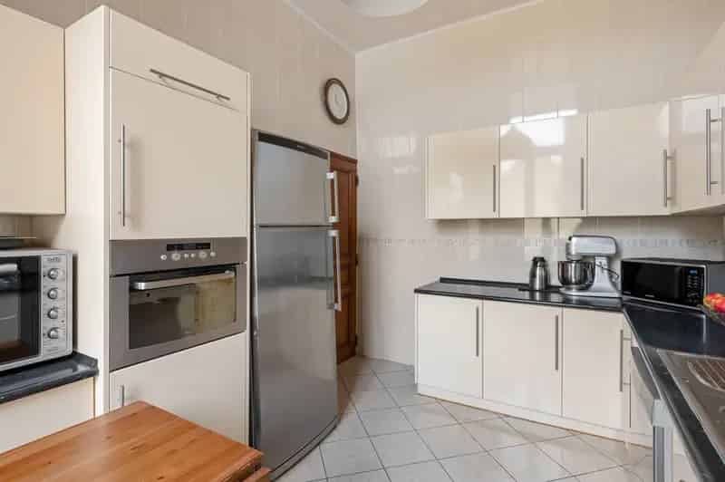 Gezinswoning en woonst opgedeeld in drie entiteiten (totaal: 338 m²), ideaal als opbrengsteigendom te koop!