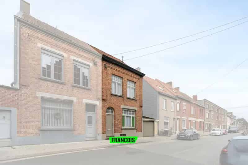 Ruime woning met tuin en garage vlakbij het centrum van Roeselare
