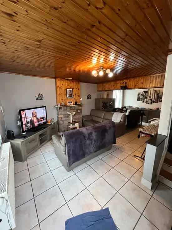 Geringeveerde 3-gevelwoning met tuin te koop
