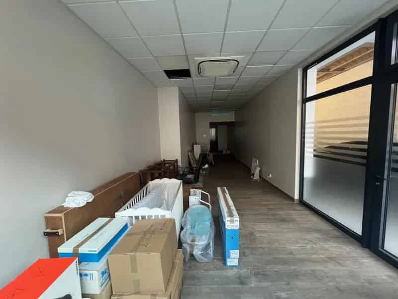 Commerciële gelijkvloers met parkeerplaats op een toplocatie 