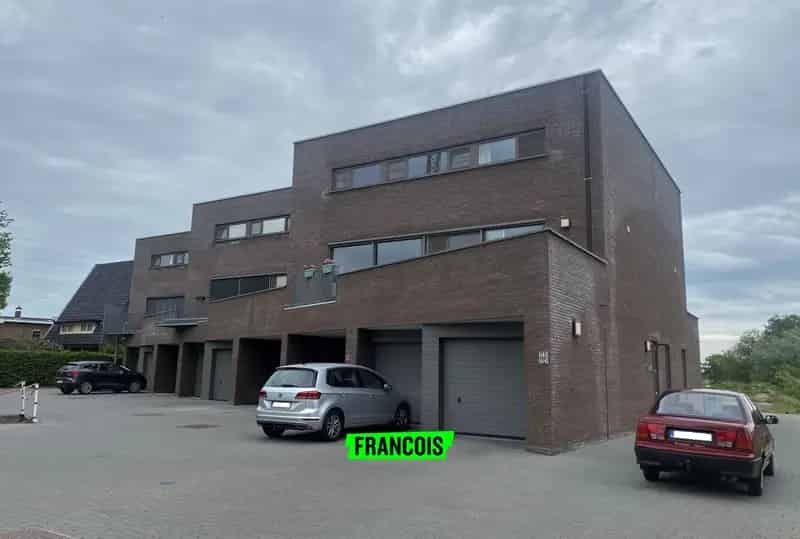 Duplexappartement met 3 slaapkamers en garage te Oosteeklo.