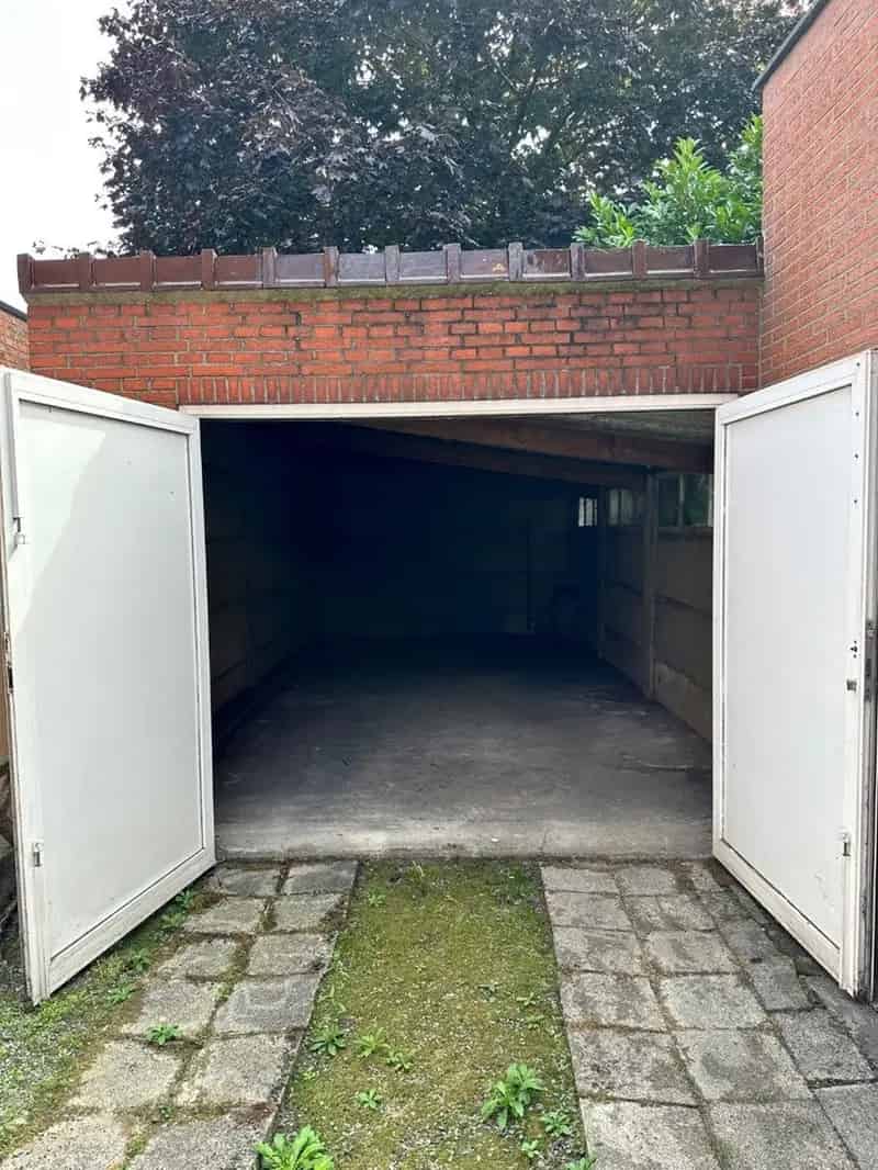 Betonnen garage aan de rand van het centrum