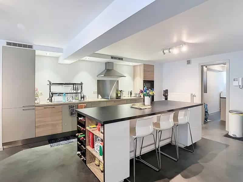 Modern appartement met 2 kamers, terras en autostaanplaats.