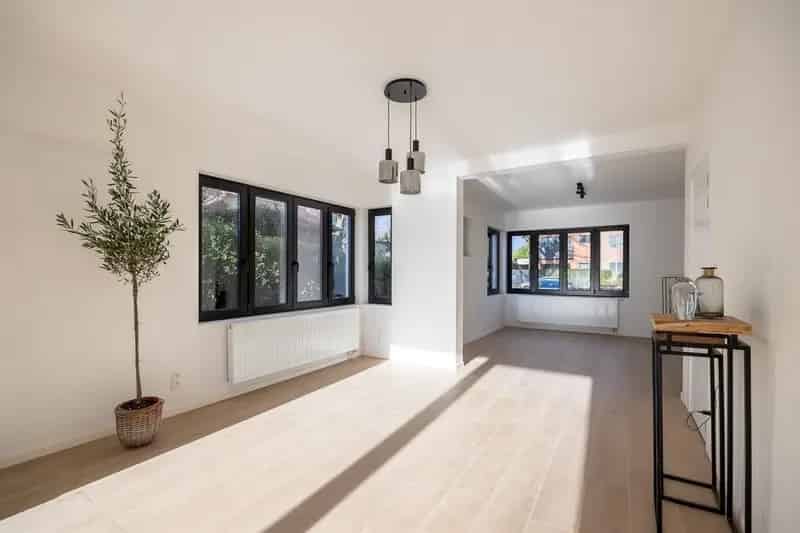 Totaal vernieuwde woning in zeer geliefde straat in centrum!