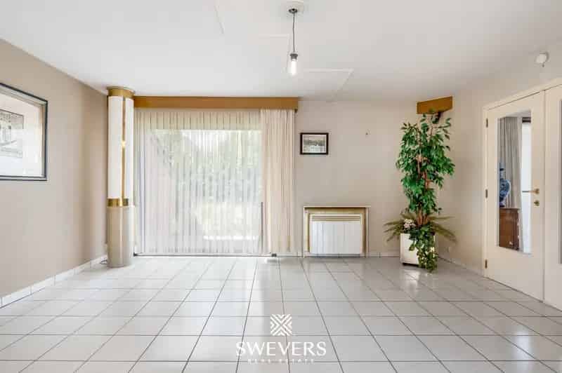 Moderne villa met magazijn op 18a 69ca