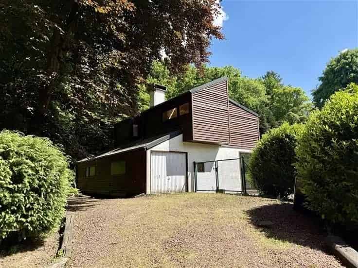 Huis Te Koop: 4-Gevelwoning te Renoveren met Tuin en Zwembad