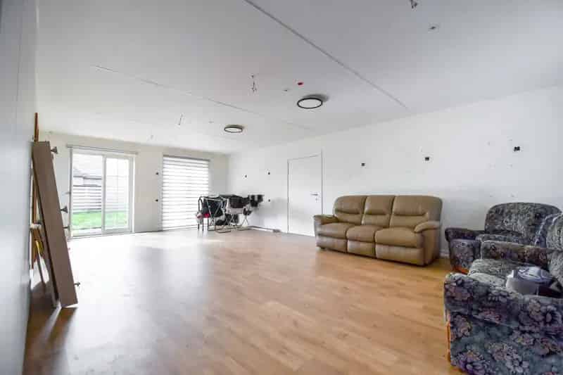 RUIME woning met handelsruimte in het centrum van Bellem