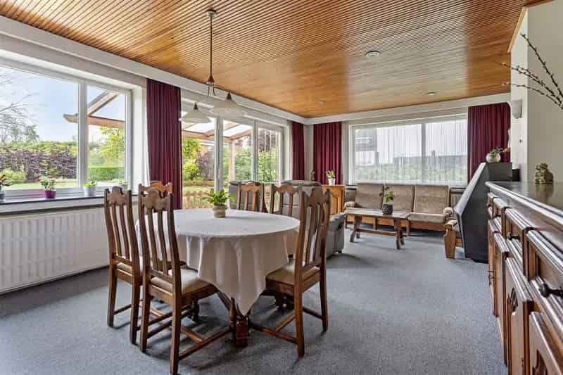 Bungalow met 4 ruime slaapkamers en mooie tuin