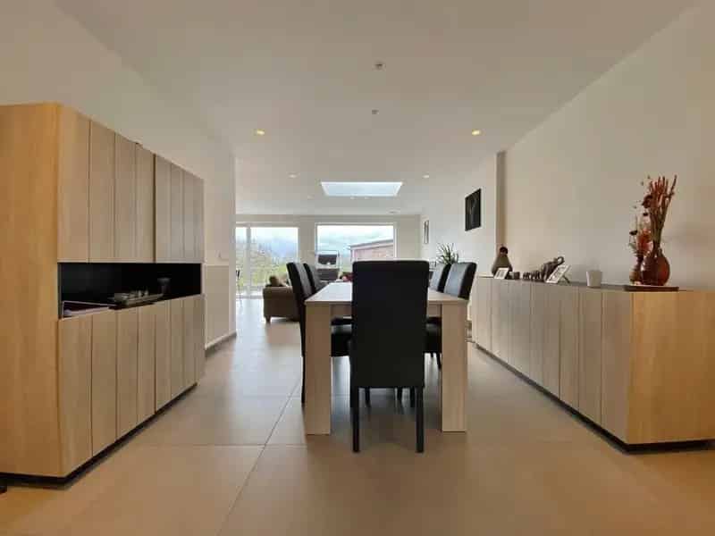 Recent vernieuwde woning met 4slpk, garage, zuidgerichte tuin & buitenberging