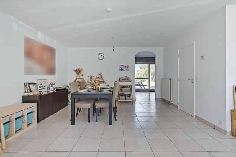 Recente instapklare woning ( BJ 2004) in een doodlopende straat met 3 slaapkamers, garage en tuin.