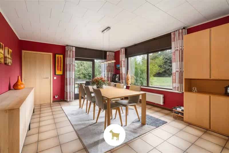 Te renoveren ALLEENSTAANDE WONING met 4 SLAAPKAMERS en GARAGE op een PERCEEL van 648m²