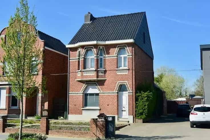 Huis Te Koop: Statige Woning Met Garage Te Renoveren