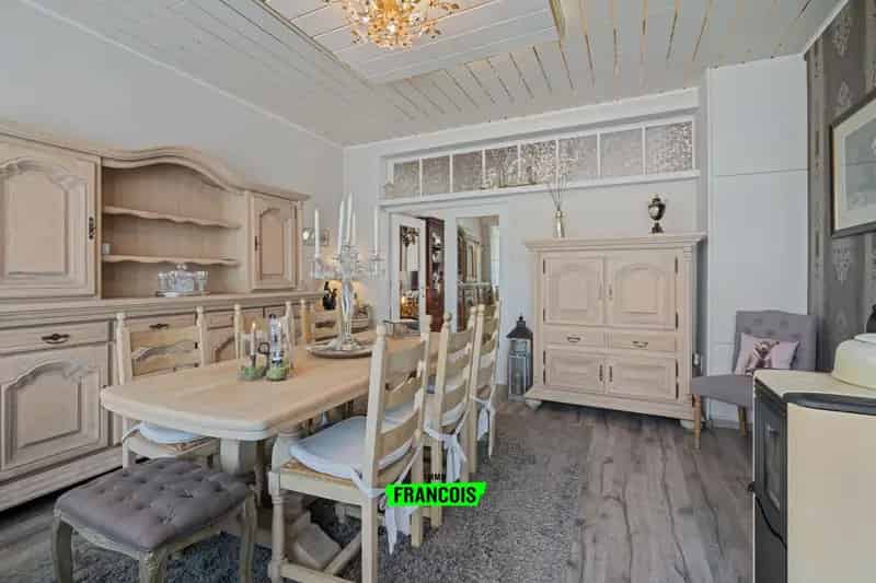 Instapklare woning met grote garage op het marktplein van Sint-Lievens-Houtem