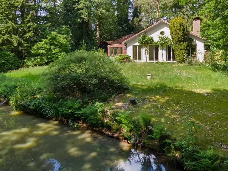 Te renoveren charmante laagbouwwoning met 4 slaapkamers op 3.668m²