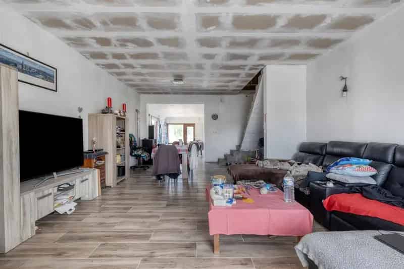 Verder te renoveren woning met grote tuin!