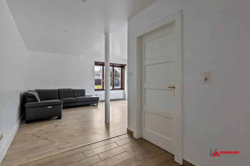 Half open bebouwing met 4 slaapkamers, tuin en garage.