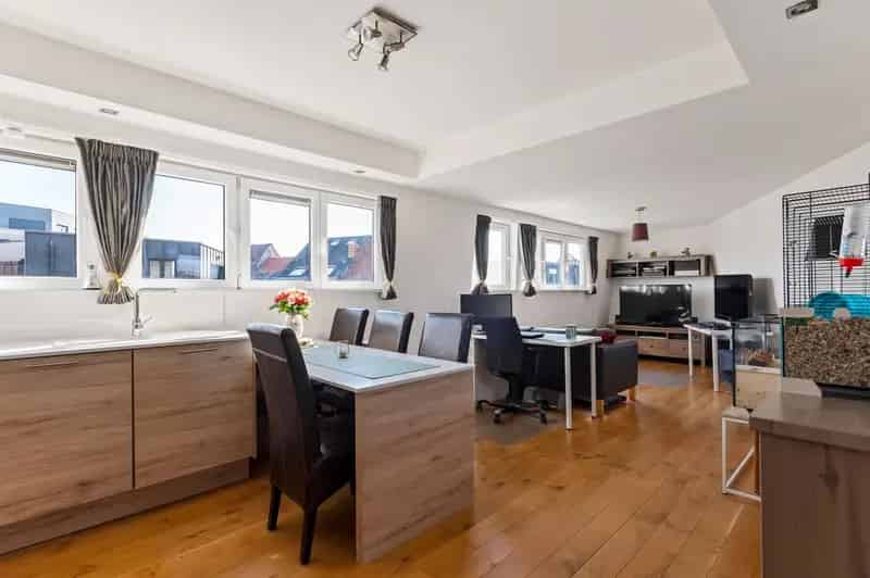 Instapklaar dakappartement met 2 SLK te koop!