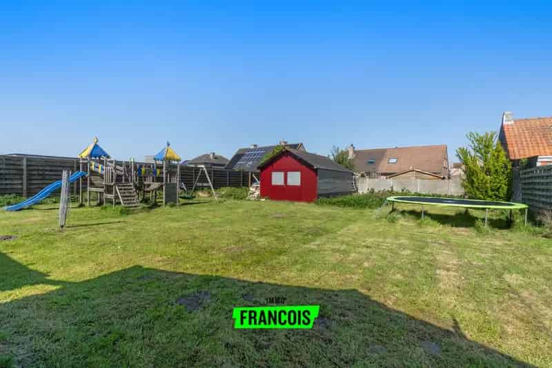 Open bebouwing op ruim perceel (948m2) met zonnige tuin, garage en 4-5 slaapkamers te Westende