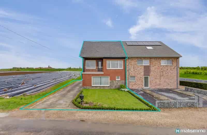 RUIME WONING MET 4 SLAAPKAMERS, VRIJSTAANDE GARAGE EN GROTE TUIN GELEGEN TE DILSEN-STOKKEM