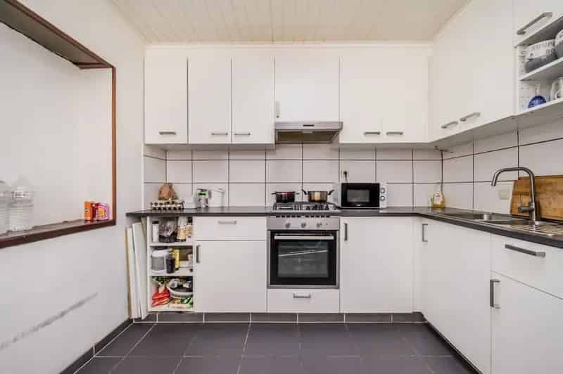 Te renoveren woning met 3-4 slaapkamers en tuin