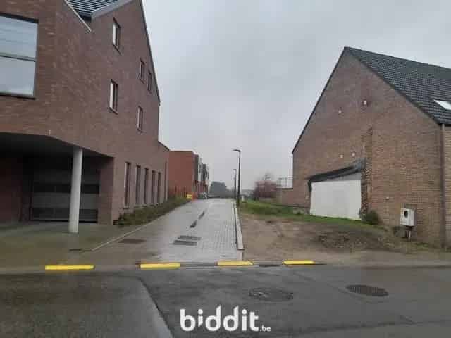 LOT 21: OVERDEKTE AUTOSTAANPLAATS NR. 26