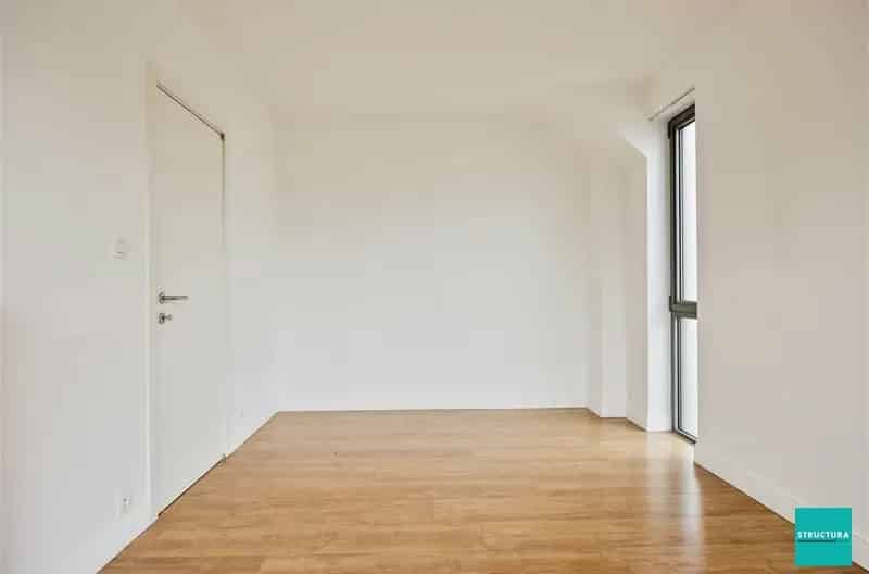 Loft woning met 4 slaapkamers, grote garage en tuin